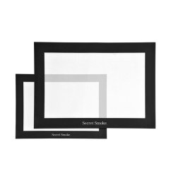 Černá silikonová podložka Secret Smoke 30x20cm s bílým textem loga, zobrazená ve dvou překrývajících se kusech na bílém pozadí