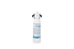Cartuș filtrant BWT Bestmax M alb cilindric cu etichetă albastru-albă și cap de conectare din plastic cu mânere negre pe fundal alb