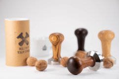 Sammlung von Holzgriffen für Kaffeestempel einschließlich Heavy Tamper Classic aus Walnuss zwischen weiteren Holz- und Metalltampern auf weißem Hintergrund Sammlung von Holzgriffen für Kaffeestempel einschließlich Heavy Tamper Classic aus Walnuss zwischen weiteren Holz- und Metalltampern auf weißem Hintergrund