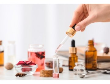 9 osvedčených aromaterapeutických zmesí pre relaxáciu a upokojenie Aromaterapia je účinná metóda, ktorá využíva éterické oleje na podporu fyzického a psychického zdravia. V dnešnej uponáhľanej dobe hľadá čoraz viac ľudí prirodzené spôsoby, ako zvládať stres a napätie. Aromaterapeutické zmesi ponúkajú osvedčené riešenie pre dosiahnutie hlbokej relaxácie a upokojenia. V tomto článku sa dozviete o deviatich preverených kombináciách éterických olejov, ktoré vám pomôžu vytvoriť pokojnú atmosféru vo vašom domove alebo pracovisku. Každá zmes bola starostlivo vybraná na základe jej terapeutických vlastností a tradičného používania v aromaterapii. 1. Levanduľová upokojujúca zmes Levanduľový olej je považovaný za kráľa relaxačných olejov. Jeho jemná, kvetinová vôňa má preukázateľné sedatívne účinky, ktoré pomáhajú znižovať stres a zlepšovať kvalitu spánku. Zloženie: 4 kvapky levanduľového oleja 2 kvapky rímskej rumančekovej esenciálnej oleje 1 kvapka bergamotového oleja Táto kombinácia vytvára harmonickú upokojujúcu atmosféru, ideálnu pred spaním alebo po náročnom dni. Levanduľa spolupracuje s rumančekom na posilnení relaxačného efektu, zatiaľ čo bergamot pridáva jemnú citrusovú notu, ktorá povznáša náladu. 2. Citrusová osviežujúca zmes Citrusové oleje sú známe svojimi povzbudzujúcimi a osviežujúcimi vlastnosťami. Táto zmes je ideálna pre chvíle, keď potrebujete relaxovať, ale zároveň si zachovať čistú myseľ a pozitívnu energiu. Zloženie: 3 kvapky pomarančového oleja 2 kvapky grapefruitového oleja 2 kvapky limetkovej esenciálnej oleje 1 kvapka bergamotového oleja Citrusové oleje obsahujú vysokú koncentráciu limonénu, zlúčeniny, ktorá má priaznivé účinky na znižovanie úzkosti a zlepšenie nálady. Táto zmes je obzvlášť vhodná do pracovných priestorov alebo študovní. 3. Drevitá zemitá zmes Pre tých, ktorí uprednostňujú hlbšie, zemité arómy, je táto kombinácia ideálnou voľbou. Drevité oleje majú uzemňujúce vlastnosti, ktoré pomáhajú pripojiť sa k prítomnosti a nájsť vnútorný pokoj. Zloženie: 3 kvapky cédrového oleja 2 kvapky santalového oleja 2 kvapky vetiverovej esenciálnej oleje 1 kvapka kadidlového oleja Táto zmes je výborná pre meditáciu a jógu. Cédrový a santalový olej majú dlhú históriu používania v duchovných praktikách, zatiaľ čo vetiver je známy svojou schopnosťou upokojovať rozrušenú myseľ. 4. Kvetinová romantická zmes Jemné, kvetinové arómy majú úžasnú schopnosť vytvárať pocit pohody a harmónie. Táto zmes kombinuje najkrajšie kvetinové oleje pre ultimátnu relaxáciu. Zloženie: 3 kvapky ylang-ylangového oleja 2 kvapky gerániového oleja 2 kvapky levanduľovej esenciálnej oleje 1 kvapka ružového oleja (absolút) Ylang-ylang je známy svojimi afrodiziakálnymi a upokojujúcimi vlastnosťami, ktoré pomáhajú znižovať krevný tlak a srdcovú frekvenciu. V kombinácii s gerániou a ružou vytvára luxusnú atmosféru vhodnú pre večerné odpočívanie. 5. Bylinková terapeutická zmes Bylinkové oleje ponúkajú svieži a čistý prístup k relaxácii. Táto zmes kombinuje najúčinnejšie bylinky známe svojimi upokojujúcimi vlastnosťami. Zloženie: 3 kvapky šalviového oleja 2 kvapky majoránkovej esenciálnej oleje 2 kvapky bazalkovej esenciálnej oleje 1 kvapka petitgrainového oleja Šalvia je mimoriadne účinná pri znižovaní stresu a napätia, zatiaľ čo majoránka má prirodzené sedatívne vlastnosti. Bazalka pridáva osviežujúcu notu a pomáha pri duševnej únave. 6. Orientálna exotická zmes Pre milovníkov exotických vôní prináša táto zmes závan vzdialených krajín a orientálnej mystiky. Bohaté, teplé arómy vytvárajú hĺbku a zmyselnosť. Zloženie: 3 kvapky pačuliového oleja 2 kvapky santalového oleja 2 kvapky kadidlovej esenciálnej oleje 1 kvapka myrhovej esenciálnej oleje Pačuli má uzemňujúce a afrodiziakálne účinky, ktoré podporujú relaxáciu a zmyslovosť. Kadidlo a myrha majú storočia dlhú tradíciu používania v duchovných rituáloch pre svoje upokojujúce vlastnosti. 7. Mätová osviežujúca zmes Táto jedinečná kombinácia využíva chladivé vlastnosti mätových olejov na vytvorenie osviežujúcej, ale súčasne relaxačnej atmosféry. Ideálna pre letné mesiace alebo pre osvieženie priestoru. Zloženie: 2 kvapky mäty piepornej 2 kvapky eukalyptového oleja 2 kvapky levanduľovej esenciálnej oleje 2 kvapky rozmarínového oleja Mäta pieporná a eukalyptus poskytujú mentolový chladivý efekt, ktorý pomáha čistiť myseľ a uvoľňovať napätie. Levanduľa zmierňuje príliš stimulačný účinok a rozmarín podporuje koncentráciu. 8. Vanilková útulná zmes Pre tých, ktorí hľadajú teplú, útulnú atmosféru, je táto sladká zmes dokonalou voľbou. Vanilka a súvisiace oleje vytvárajú pocit bezpečia a komfortu. Zloženie: 3 kvapky vanilkového absolútu 2 kvapky benzoinového oleja 2 kvapky pomarančovej esenciálnej oleje 1 kvapka škoricového oleja (veľmi jemne) Vanilka má preukázateľné upokojujúce účinky a pripomína childhood memories, čo prispieva k pocitu pohody. Benzoin pridáva sladkú, balzamickú notu, zatiaľ čo škorica pridáva jemné teplo. 9. Mediteránska harmonická zmes Táto zmes zachytáva podstatu stredomorskej relaxácie – kombináciu byliniek, drevín a kvetov typických pre toto región. Ideálna pre vytvorenie dovolenkovej atmosféry doma. Zloženie: 3 kvapky levanduľového oleja 2 kvapky rozmarínového oleja 2 kvapky cyprusovej esenciálnej oleje 1 kvapka citrónového oleja Levanduľa a rozmarín sú základnými bylinkami stredomorskej oblasti známymi pre svoje relaxačné vlastnosti. Cyprus pridáva lesnatú, čistú notu pripomínajúcu stredomorské pobrežie. Ako používať aromaterapeutické zmesi Existuje niekoľko spôsobov, ako môžete využiť tieto aromaterapeutické zmesi na dosiahnutie maximálneho relaxačného efektu: Difúzia Najobľúbenejšou metódou je použitie aromatického difuzéra. Pridajte vybranú zmes do difuzéra s vodou podľa pokynov výrobcu. Difúzia umožňuje rovnomerné rozptýlenie arómy v celom priestore a je bezpečná pre dlhodobé používanie. Kúpeľ Pre luxusnú relaxačnú kúpeľ zmiešajte 5-8 kvapiek zvolenej zmesi s lyžicou nosného oleja (napríklad mandľový alebo jojobový olej) alebo mlieka, a pridajte do teplej vane. Nikdy nepridávajte čisté éterické oleje priamo do vody. Masáž Pre relaxačnú masáž zriednite aromaterapeutickú zmes v nosnom oleji. Odporúčané riedenie je približne 2-3% (12-18 kvapiek éterického oleja na 30 ml nosného oleja). Vankúšikový sprej Vytvorte si vlastný vankúšikový sprej zmiešaním 10-15 kvapiek zvolenej zmesi s 100 ml destilovanej vody a lyžičkou alkoholu v rozprašovači. Pred každým použitím dobre pretrepte. Bezpečnostné opatrenia Pri používaní éterických olejov je dôležité dodržiavať určité bezpečnostné pravidlá: Vždy rieďte: Nikdy neaplikujte čisté éterické oleje priamo na pokožku (s výnimkou levanduľe a tea tree v malých množstvách) Test citlivosti: Pred prvým použitím novej zmesi vykonajte patch test na malom mieste pokožky Tehotenstvo a dojčenie: Niektoré éterické oleje nie sú vhodné počas tehotenstva a dojčenia, vždy sa poraďte s odborníkom Deti: U detí používajte éterické oleje s opatrnosťou a v nižších koncentráciách Domáce zvieratá: Niektoré éterické oleje môžu byť toxické pre domáce zvieratá, najmä pre mačky Kvalita olejov: Používajte len kvalitné, čisté terapeutické éterické oleje od overených dodávateľov Záver Aromaterapeutické zmesi ponúkajú prirodzený a účinný způsob, ako dosiahnuť relaxáciu a upokojenie v každodennom živote. Týchto deväť osvedčených kombinácií poskytuje široké spektrum možností pre rôzne chute a potreby – od svieži citrusových tónov po teplé, útulné vanilkové arómy. Kľúčom k úspechu je experimentovať a nájsť zmes, ktorá najlepšie rezonuje s vašimi osobnými preferenciami. Každý človek reaguje na arómy trochu inak, takže to, čo funguje pre jedného, nemusí byť ideálne pre druhého. Začnite s jednou alebo dvomi zmesami, ktoré vás najviac zaujali, a postupne objavujte ostatné. S pravidelným používaním aromaterapie môžete výrazne zlepšiť svoju kvalitu života