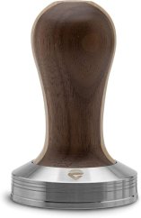 Lelit tamper PLA471W s tmavě hnědou dřevěnou rukojetí a lesklým nerezovým základem o průměru 57,35 mm na bílém pozadí