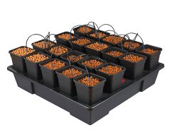 Sistema hidropónico negro Wilma XXL 20x6L con veinte macetas cuadradas llenas de bolas de sustrato naranjas y mangueras de riego