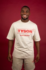 Tyson 2,0 tričko bílé vel. L - muž v béžovém tričku s červeným nápisem TYSON AMSTERDAM na červeném pozadí, bavlněný materiál