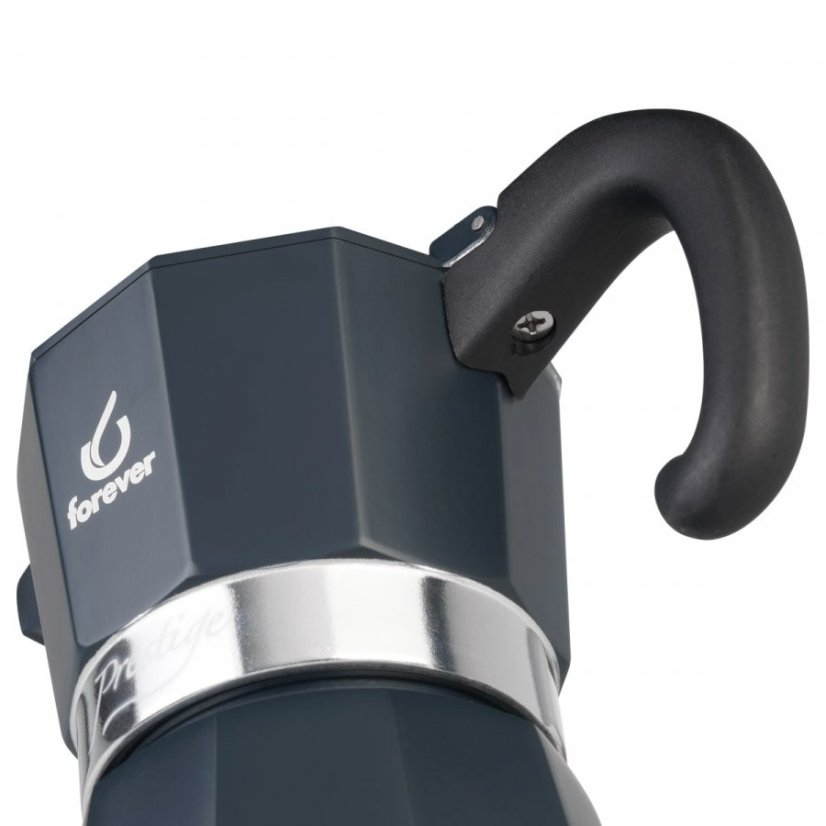 Boční pohled na šedou moka konvičku Forever Prestige se stříbrným středovým páskem a ergonomickou černou rukojetí, detail značky