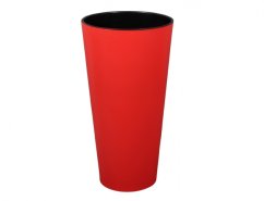 Červený plastový obal na květník TUBUS SLIM s matným povrchem, vysoký úzký tvar s černým vnitřkem, průměr 25cm a výška 48cm, vhodný na terasu