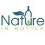 Logo značky Nature in Bottle s tyrkysově zeleným nápisem a stylizovaným listem symbolizujícím přírodní kosmetické produkty