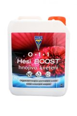 Bílý plastový kanystr Hesi Boost 2,5L s oranžovým uzávěrem, organické hnojivo pro květení s červeným květem na obalu a modrou spodní částí