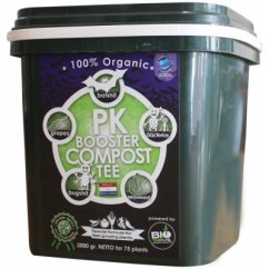 Plastový zelený kbelík s černým víkem obsahující Biotabs PK Booster Compost Tea 2000g, organické hnojivo s barevným etiketem na tmavém pozadí