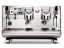 Přední pohled na kávovar Victoria Arduino White Eagle 358 s LED displejem, ovládacími tlačítky a dvěma chromovými hlavami pro přípravu espresa