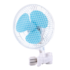 Bílý oscilační ventilátor STURM Clip Fan s průměrem 18cm a klipsnou pro uchycení, plastové tělo s ochrannou mřížkou a modrými lopatkami