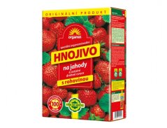 Červená krabička AG Biomin hnojiva na jahody s rohovinou o hmotnosti 1kg s obrázkem čerstvých jahod a zelených listů na přední straně balení