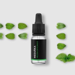 Sticlă neagră de sticlă cu picurător conținând ulei esențial bio de melissa, înconjurată de proaspete frunzișuri verzi de melissa pe fundal alb