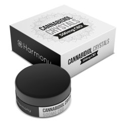 Cristales Harmony CBD 500mg en un tarro redondo negro con etiqueta blanca junto a una caja blanco-negra con diseño ornamental sobre fondo blanco Cristales Harmony CBD 500mg en un tarro redondo negro con etiqueta blanca junto a una caja blanco-negra con diseño ornamental sobre fondo blanco