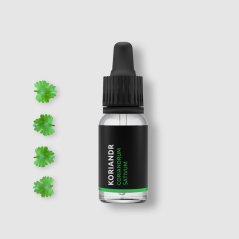Bottiglietta di vetro nero con pipetta contenente olio essenziale BIO di coriandolo, posizionata su sfondo bianco con fiori di coriandolo verdi Bottiglietta di vetro nero con pipetta contenente olio essenziale BIO di coriandolo, posizionata su sfondo bianco con fiori di coriandolo verdi