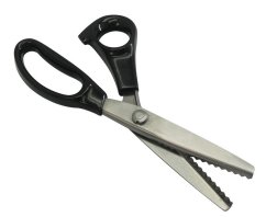 Černé ergonomické nůžky Phonic Trap s kovovými čepelemi a plastovými rukojeťmi, jedna čepel má vroubkovaný okraj pro řezání potrubí a fólií