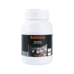 Sticlă plastică albă Metrop Colosal PK 500g cu etichetă neagră și text portocaliu Aditiv, elemente grafice maro-roșii pe ambalaj Sticlă plastică albă Metrop Colosal PK 500g cu etichetă neagră și text portocaliu Aditiv, elemente grafice maro-roșii pe ambalaj