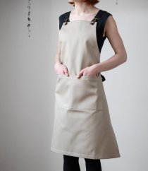 Delantal de barista con tirantes color arena con correas de cuero negro y hebilla, diseño elegante para baristas y propósitos culinarios
