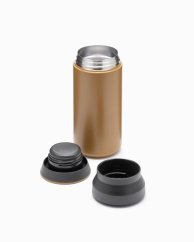 Zerlegte gelbe Thermoskanne Kinto Travel Tumbler mit sichtbarem Edelstahl-Innenleben und schwarzen Deckelkomponenten auf weißem Hintergrund