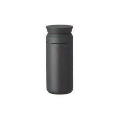 Kinto Travel Tumbler Black 350 ml, schwarze Thermoskanne mit matter schwarzer Oberfläche und minimalistischem Design auf weißem Hintergrund