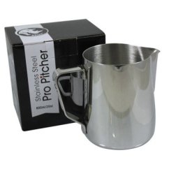 Stalowy dzbanek do mleka Rhinowares Pro 600ml obok czarnego pudełka z białym logo marki, srebrna powierzchnia z połyskiem Stalowy dzbanek do mleka Rhinowares Pro 600ml obok czarnego pudełka z białym logo marki, srebrna powierzchnia z połyskiem