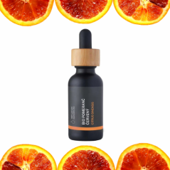 Bio-Ätherisches Öl Blutorange in dunkler Glasflasche mit Holzpipette, umgeben von frischen Blutorangenslices auf weißem Hintergrund Bio-Ätherisches Öl Blutorange in dunkler Glasflasche mit Holzpipette, umgeben von frischen Blutorangenslices auf weißem Hintergrund