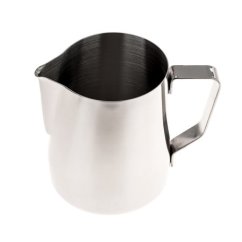 Widok z boku stalowej dzbanki do mleka Rhinowares z wylewką i ergonomicznym uchwytem ze stali nierdzewnej na białym tle Widok z boku stalowej dzbanki do mleka Rhinowares z wylewką i ergonomicznym uchwytem ze stali nierdzewnej na białym tle