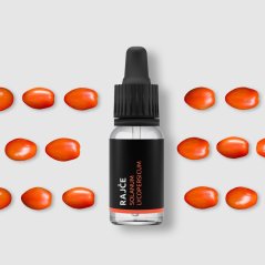 Schwarze Glasflasche mit Tropfer, gefüllt mit BIO-Tomatenöl, umgeben von Reihen roter ovaler Tomaten auf weißem Hintergrund Schwarze Glasflasche mit Tropfer, gefüllt mit BIO-Tomatenöl, umgeben von Reihen roter ovaler Tomaten auf weißem Hintergrund