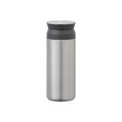Kinto Travel Tumbler Edelstahl-Thermoskanne 500 ml mit mattem silbernem Körper und schwarzem Deckel auf weißem Hintergrund, elegante zylindrische Form zeigend