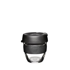 KeepCup Brew Black S 227 ml - schwarzer Glasbecher mit Plastikdeckel und Silikongriff auf weißem Hintergrund