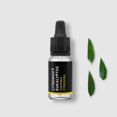 Zwarte glazen druppelflesje met BIO citroeneucalyptus essentiële olie, naast uitgespreide groene eucalyptusbladen op witte achtergrond Zwarte glazen druppelflesje met BIO citroeneucalyptus essentiële olie, naast uitgespreide groene eucalyptusbladen op witte achtergrond
