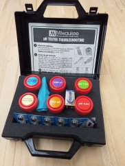 Milwaukee Servicekit in schwarzem Koffer mit roten runden Behältern für Kalibrierlösungen, blauem Applikator und Wartungswerkzeugen für pH-Tester