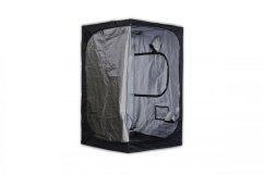 Černý pěstební stan PRO 120 s otevřenými dvířky ukazující stříbrnou reflexní fólii Mylar Premium uvnitř a ventilační otvory pro pěstování rostlin Černý pěstební stan PRO 120 s otevřenými dvířky ukazující stříbrnou reflexní fólii Mylar Premium uvnitř a ventilační otvory pro pěstování rostlin