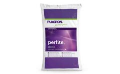Bílý plastový pytel Plagron Perlite 60L s fialovým designem a zeleným pruhem, obsahuje inertní substrát pro zlepšení struktury půdy