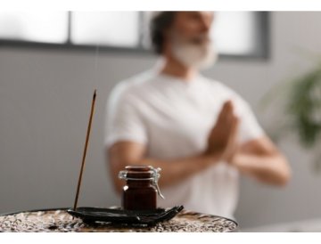 Mužská sila vo fľaštičke: Aromaterapeutické zmesi pre posilnenie mužskej energie a vitality Aromaterapia ponúka mužom účinný a prirodzený spôsob, ako posilniť svoju vitalitu, sebavedomie a celkovú mužskú energiu. Špeciálne zostavené zmesi esenciálnych olejov dokážu podporiť nielen fyzickú kondíciu, ale aj mentálnu odolnosť a emocionálnu rovnováhu, ktoré sú pre modernú mužskú silu nevyhnutné. Ako aromaterapia podporuje mužskú vitalitu Esenciálne oleje pôsobia na viacerých úrovniach – ich molekuly sa dostávajú do krvného obehu cez pokožku aj dýchacím systémom, kde ovplyvňujú hormonal'nu rovnováhu, krvný obeh a nervový systém. Pravidelné používanie správne zvolených olejov môže: Zvýšiť hladinu testosterónu prirodzenou cestou Podporiť prokrvenie a fyzickú výkonnosť Znížiť stres a únavu Posilniť libido a intimnú vitalitu Zlepšiť koncentráciu a mentálnu ostrosť Obnoviť sebadôveru a vnútornú silu Najúčinnejšie oleje pre mužskú silu Santalové drevo je považované za kráľa mužských afrodiziak. Jeho hlboká, drevitá vôňa podporuje prokrvenie, uvoľňuje napätie a posilňuje mužskú charizmu. Santalový olej zároveň harmonizuje emócie a zvyšuje sebavedomie. Čierne korenie pôsobí stimulujúco na celý organizmus. Zahrieva, aktivizuje krvný obeh a dodáva fyzickú energiu. Je ideálne pre mužov, ktorí sa cítia unavení alebo vyčerpaní. Vetiver je hlboko uzemňujúci olej, ktorý pomáha mužom spojiť sa s ich vnútornou silou. Podporuje stabilitu, odstraňuje úzkosť a posilňuje výdrž – či už fyzickú alebo mentálnu. Šalvia muškátová reguluje hormóny a je známa svojím pozitívnym vplyvom na testosterón. Zároveň pôsobí afrodiziakálne a podporuje uvoľnenie po stresujúcom dni. Ylang-ylang nie je len pre ženy – v správnej kombinácii dodáva mužom zmyslovosť, znižuje nervozitu a podporuje erotickú energiu. Jeho sladká vôňa vyvažuje príliš maskulínne oleje. Jemrový olej je tradične považovaný za posíliteľa mužskej sily. Podporuje odolnosť voči stresu, zlepšuje výkonnosť a pôsobí ako prírodný tonikum pre celý organizmus. Účinné aromaterapeutické zmesi pre mužov Zmes "Víťaz" – pre sebavedomie a mentálnu silu: 4 kvapky cédrového oleja 3 kvapky šalvie muškátovej 2 kvapky čierneho korenia 1 kvapka vetiveru Túto zmes použite v difuzéri počas dôležitých stretnutí, pred športovým výkonom alebo vždy, keď potrebujete posilniť svoju vnútornú autoritu. Zmes "Intimita" – pre podporu libida a zmyslovosti: 3 kvapky santalového dreva 2 kvapky ylang-ylang 2 kvapky šalvie muškátovej 1 kvapka pačuli Pridajte do masážneho oleja (10 kvapiek na 30 ml nosného oleja) alebo použite v aromalampe v spálni hodinu pred intímnou chvíľou. Zmes "Energia" – proti únave a vyčerpaniu: 4 kvapky rozmarínu 3 kvapky čierneho korenia 2 kvapky jemrovníka 1 kvapka citrónovej trávy Ideálna do sprchy – pridajte 2-3 kvapky na vlhký uterák a umiestnite ho v sprche. Osviežujúca vôňa vás aktivizuje lepšie než káva. Zmes "Vytrvalosť" – pre fyzickú kondíciu a športový výkon: 3 kvapky eukalyptu 3 kvapky mäty piepornej 2 kvapky vetiveru 1 kvapka čierneho smreka Použite v masážnom oleji na svaly pred alebo po tréningu. Podporuje prekrvenie, znižuje únavu a urýchľuje regeneráciu. Praktické spôsoby aplikácie Osobný inhalátor je diskrétnym riešením pre mužov v práci. Môžete si ho nosiť v kapse a inhalovať 2-3 krát denne. Obzvlášť účinný je ráno po zobudení a pri poobednej únave. Aromatická masáž kombinuje účinky esenciálnych olejov s fyzickým stimulom. Zmeste 10-12 kvapiek vašej zmesi s 30 ml nosného oleja (jojobový, arganový alebo kokosový) a nechajte partnerku, aby vám namasírovala chrbát, ramená a hrudník. Aromatická sauna je pre mužov ideálna – horúčava otvorí póry a umožní olejom hlbšie preniknúť. Pridajte 5-6 kvapiek vašej zmesi do vedra s vodou a polejte ňou kamene. Večerná aromalampa vytvorí v spálni atmosféru podporujúcu relaxáciu aj intimitu. Zapálte ju 30 minút pred spaním a nechajte vône pôsobiť na vašu myseľ aj telo. Doplnenie aromaterapie pre maximálny účinok Aromaterapia funguje najlepšie v kombinácii so zdravým životným štýlom. Pre optimálnu mužskú vitalitu dbajte na: Pravidelný pohyb – aspoň 30 minút denne zvyšuje testosterón a celkovú energiu Kvalitný spánok – 7-8 hodín je nevyhnutných pre regeneráciu a hormonálnu rovnováhu Vyvážená strava – dostatok bielkovín, zdravých tukov a zeleniny Zníženie stresu – chronický stres je najväčším nepriateľom mužskej sily Obmedzenie alkoholu a kofeínu – obe látky ovplyvňujú hormóny a znižujú účinnosť aromaterapie Upozornenia a bezpečnosť Esenciálne oleje sú koncentrované látky a vyžadujú zodpovedný prístup: Vždy rieďte v nosnom oleji pred aplikáciou na pokožku Vykonajte test citlivosti na malej ploche pred prvým použitím Pri zdravotných problémoch sa poraďte s odborníkom Niektoré oleje môžu reagovať s liekmi – informujte sa vopred Používajte len kvalitné, 100% čisté esenciálne oleje Záver Mužská sila nie je len o fyzickej kondícii, ale o celkovej harmonii tela, mysle a ducha. Aromaterapeutické zmesi ponúkajú prirodzenú cestu k posilneniu všetkých týchto aspektov. Či už hľadáte podporu pre svoj športový výkon, chcete zvýšiť sebavedomie v práci, alebo túžite po hlbšej intimite v partnerstve – prírodné esenciálne oleje vám môžu byť spoľahlivým spoločníkom. Vyskúšajte niektorú z odporúčaných zmesí a objavte, ako môže voňa prírody prebudiť vašu autentickú mužskú energiu. Vaša sila je vo vás – aromaterapia vám ju len pomáha uvoľniť a plne využiť.
