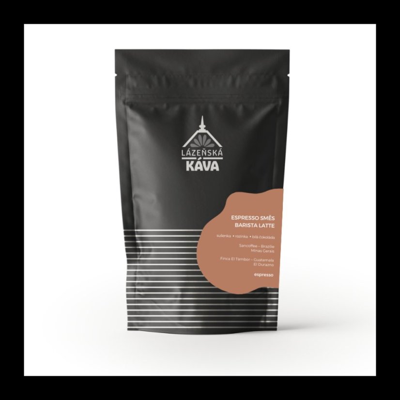 Černý balíček kávy Lázeňská Kava Espresso směs Barista Latte s oranžovým kruhovým logem a bílými pruhy ve spodní části obalu