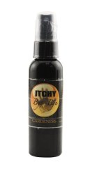 Černá plastová lahvička se sprayem Itchy Bye-Bye 60ml s oranžovo-žlutým kulatým logem, určená pro zahradníky proti svědění od hmyzu Černá plastová lahvička se sprayem Itchy Bye-Bye 60ml s oranžovo-žlutým kulatým logem, určená pro zahradníky proti svědění od hmyzu