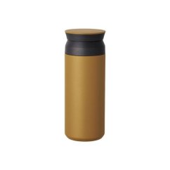 Kinto Travel Tumbler Coyote gelbe Thermoskanne 500 ml mit schwarzem Deckel auf weißem Hintergrund, elegantes zylindrisches Design für Reisen