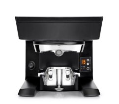 Schwarzer automatischer Tamper Puqpress M2 58,3 mm mit digitalem Display und verchromten Komponenten für professionelle Kaffeezubereitung Schwarzer automatischer Tamper Puqpress M2 58,3 mm mit digitalem Display und verchromten Komponenten für professionelle Kaffeezubereitung