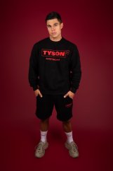 Černé teplákové šortky Tyson 2,0 vel. XXL na modelu s černým svetrem s červeným logem, béžové boty a bílé ponožky na červeném pozadí