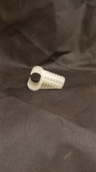 Soporte de plástico blanco Secret Jardin de 19 mm de diámetro en forma de H con una salida, material transparente sobre fondo textil oscuro Soporte de plástico blanco Secret Jardin de 19 mm de diámetro en forma de H con una salida, material transparente sobre fondo textil oscuro