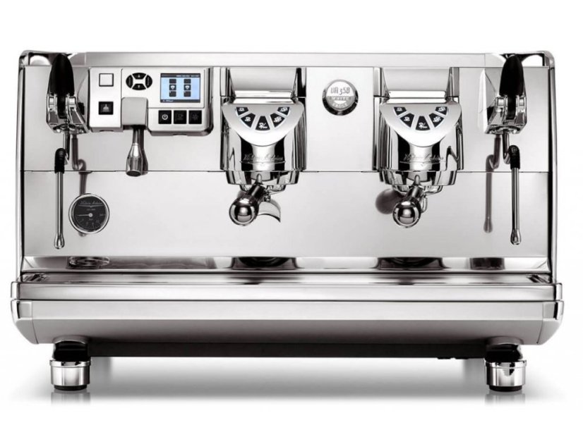 Přední pohled na kávovar Victoria Arduino White Eagle 358 s LED displejem, ovládacími tlačítky a dvěma chromovými hlavami pro přípravu espresa