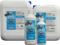 Hesi Phosphor Plus 5l hnojivo v bílých plastových kontejnerech různých velikostí s modrými etiketami, určené pro květní fázi rostlin