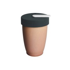 Porzellan-Thermotasse Loveramics Nomad Rose 250 ml in Pfirsichfarbe mit dunkelgrauem Deckel und weißem Silikongriff auf weißem Hintergrund