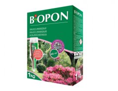Zelená kartonová krabička hnojiva BIOPON univerzální 1kg s fotografií kvetoucí zahrady s růžovými azalkami a zelenými keři