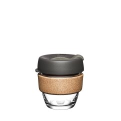 KeepCup Brew Cork Nitro S - cană de design din sticlă transparentă cu capac plastic gri și inel de plută natural 227 ml pe fundal alb