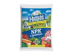 Bolsa blanca de fertilizante NPK con guano 1kg de Hoštické hnojivo con diseño azul-amarillo, mostrando escena rural y varias flores