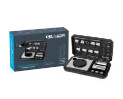 Černá digitální váha On Balance Reloadr Sharpshooter scale kit s LCD displejem a plastovým pouzdrem vedle modro-šedé krabice s nápisem