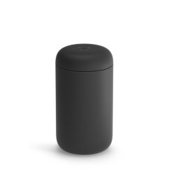 Schwarzer Thermobecher Fellow Carter Everywhere Mug mit rundem Design und mattem Finish, elegante Reisebecher mit Deckel auf weißem Hintergrund