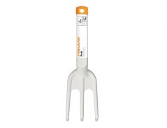 Valkoinen Fiskars-kultivaattori 137125 kolmella taivutetulla piikillä, valmistettu kevyestä FiberComp-materiaalista oranssilla logolla ja ripustusaukolla Valkoinen Fiskars-kultivaattori 137125 kolmella taivutetulla piikillä, valmistettu kevyestä FiberComp-materiaalista oranssilla logolla ja ripustusaukolla