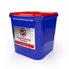 Modré plastové vedro s červeným víkem obsahující Guanokalong prášek 5kg, biologické hnojivo s bílým štítkem na přední straně